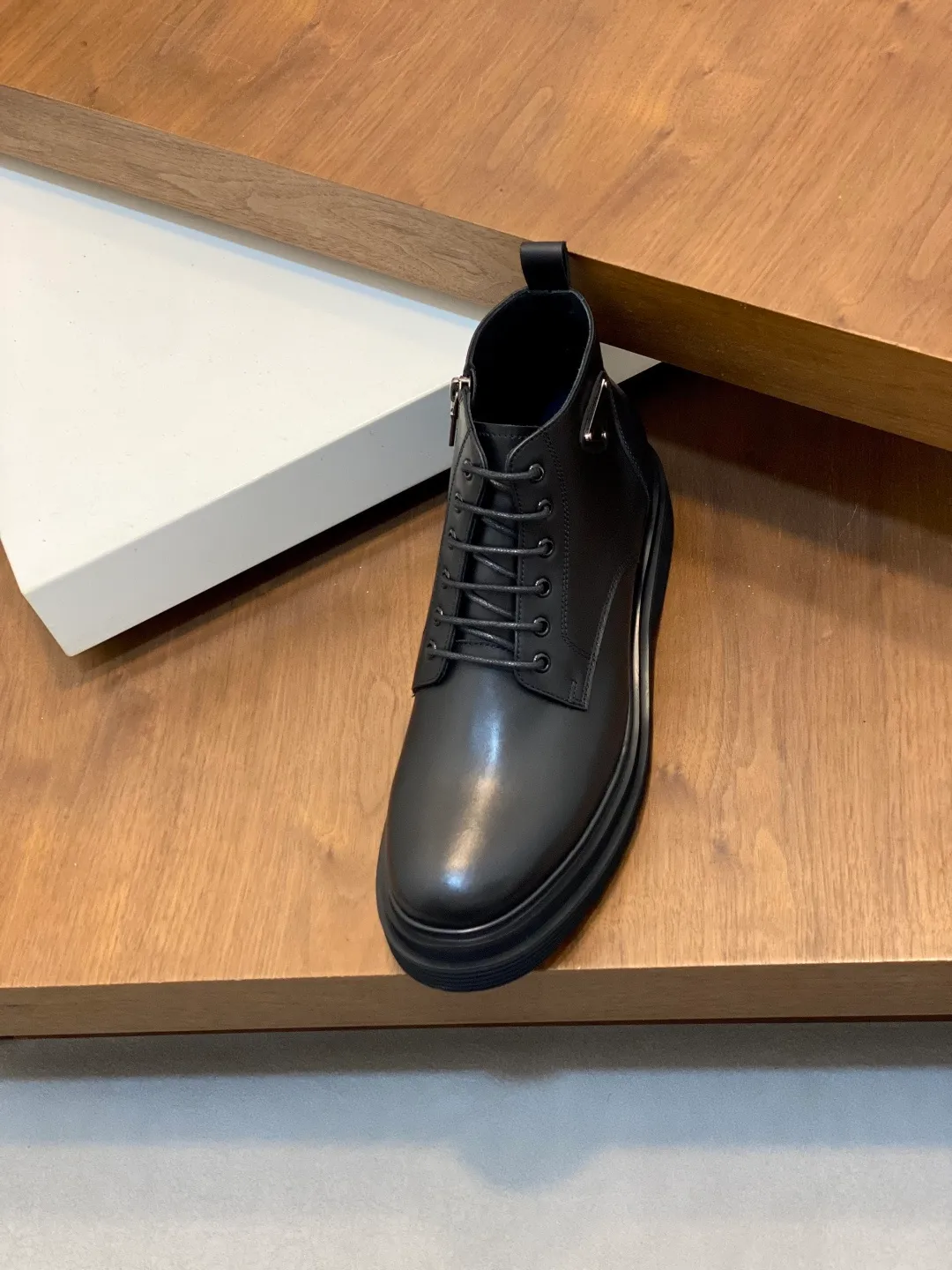 Men's men's shoes💰900 Prada/Prada Thick-soled formal wear shipped, same style at the counter, top-quality goods produced in Dongguan, those who know the goods should hurry up and start! New men's casual leather shoes, imported calfskin, shiny and translucent leather, uniform leather holes, fine texture, splicing and sewing technology, soft, comfortable and wrinkle-free, elegant Derby shoe shape, thickened and heavy-duty made, high-quality products that kill all currencies in the market, standard gold-label cowhide feet, calfskin lining, thickened rubber sole, durable and wear-resistant, ultra-light material, extremely comfortable for the upper foot, smooth surface, splicing lines, two styles to choose from, complete packaging! Size: 39-40-41-42-43-44 (45 customized) leather shoes